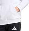 Weißer Hoodie mit schwarzer Hose und Adidas-Logo.