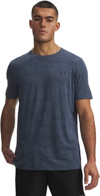 Mann in einem dunkelblauen kurzärmeligen T-Shirt und schwarzer Hose. Mann in einem dunkelblauen kurzärmeligen T-Shirt und schwarzer Hose.