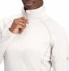 Detailaufnahme einer Frau in einer weißen Jacke mit Reißverschluss und beigem Nahtdetail.