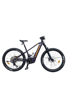 Lila E-Bike mit schwarzen Rädern und orangefarbenen Schriftzügen.