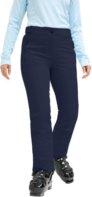 Eine Frau in dunkelblauer Skihose und hellblauem Oberteil.