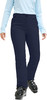 Eine Frau in dunkelblauer Skihose und hellblauem Oberteil.