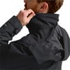 Ein Mann passt den Kragen einer schwarzen Jacke an, die TEXPRO auf dem Ärmel hat.