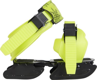 Gelbe Schlittschuhe mit schwarzen Riemen und Schneeflocken auf weißem Hintergrund.