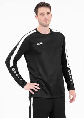 Ein Mann in einem schwarzen Langarmshirt mit weißen Streifen an den Ärmeln. Ein Mann in einem schwarzen Langarmshirt mit weißen Streifen an den Ärmeln.