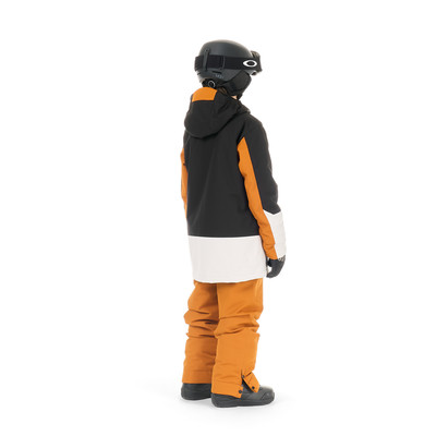 Skianzug mit schwarzer Jacke, orangen Ärmeln und weißem Streifen. Skianzug mit schwarzer Jacke, orangen Ärmeln und weißem Streifen.