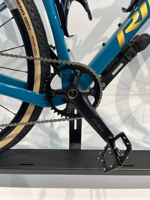 Detail eines Fahrrads mit Kette, Kurbel und Pedal.
