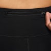 Geschlossener Reißverschluss an schwarzer Sporthose, Körperteil.