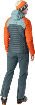 Mann in Skibekleidung mit orangefarbenen Ärmeln und grau-blau. Mann in Skibekleidung mit orangefarbenen Ärmeln und grau-blau.