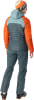 Mann in Skibekleidung mit orangefarbenen Ärmeln und grau-blau.