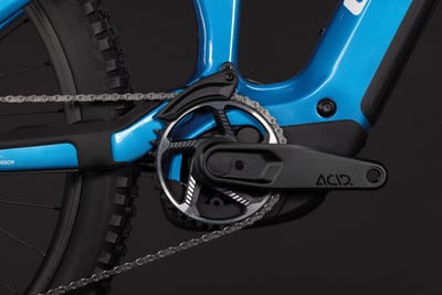 Detail eines blauen E-Bikes mit Kette und Kurbeln. Detail eines blauen E-Bikes mit Kette und Kurbeln.