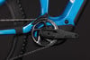 Detail eines blauen E-Bikes mit Kette und Kurbeln.