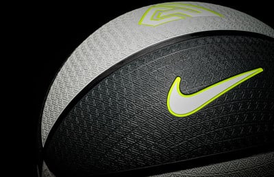Nahaufnahme eines schwarzen Basketballs mit Nike-Logo und weißen Mustern. Nahaufnahme eines schwarzen Basketballs mit Nike-Logo und weißen Mustern.