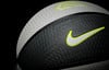 Nahaufnahme eines schwarzen Basketballs mit Nike-Logo und weißen Mustern.