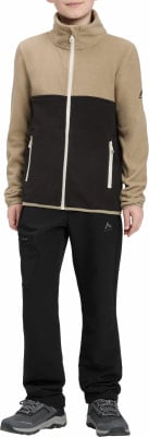 Ein Junge in einer schwarzen Hose und einer beige-schwarzen Fleecejacke mit weißem Reißverschluss.
