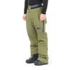 Mann in grüner Skihose mit Logo an der Seite.