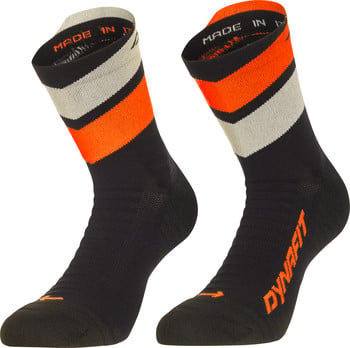 Schwarze Socken mit orange-beigen Streifen und Dynafit-Logo.