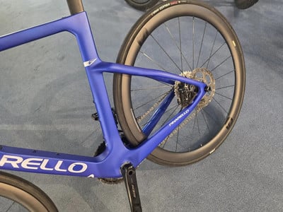 Blauer Rennradrahmen mit schwarzen Rädern und Pinarello-Logo. Blauer Rennradrahmen mit schwarzen Rädern und Pinarello-Logo.