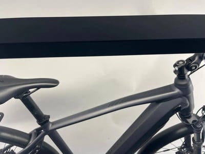 Rahmendetail eines schwarzen E-Bikes mit schwarzem Sattel und Lenker.