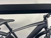 Rahmendetail eines schwarzen E-Bikes mit schwarzem Sattel und Lenker.