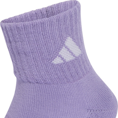 Lila Socke mit weißem Adidas-Logo, Nahaufnahme. Lila Socke mit weißem Adidas-Logo, Nahaufnahme.