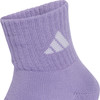 Lila Socke mit weißem Adidas-Logo, Nahaufnahme.