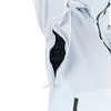 Nahaufnahme einer Jacke mit offener Reißverschlusstasche und Netzfutter.