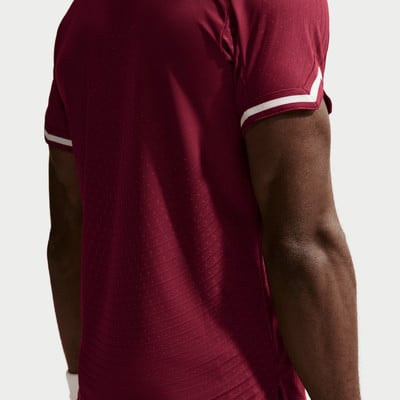 Rückansicht eines Mannes in einem dunkelroten Poloshirt mit weißen Bündchen an den Ärmeln. Rückansicht eines Mannes in einem dunkelroten Poloshirt mit weißen Bündchen an den Ärmeln.