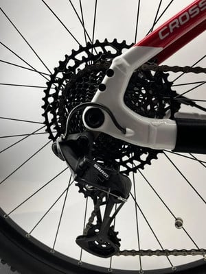 Detail des hinteren Schaltwerks eines Mountainbikes mit Kassette. Detail des hinteren Schaltwerks eines Mountainbikes mit Kassette.