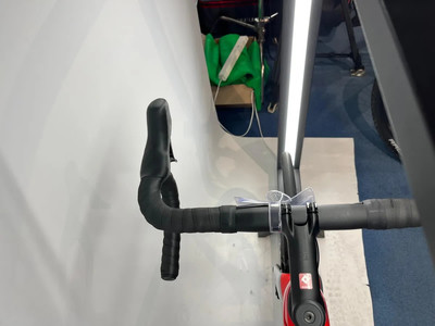 Detail des Rennrad-Lenkergriffs mit Lenkerband und Bremshebel. Detail des Rennrad-Lenkergriffs mit Lenkerband und Bremshebel.