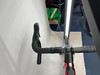 Detail des Rennrad-Lenkergriffs mit Lenkerband und Bremshebel.