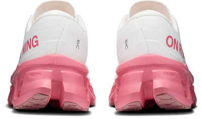 Rückansicht von weißen Laufschuhen mit pinker Sohle und Aufschrift „RUNNING“. Rückansicht von weißen Laufschuhen mit pinker Sohle und Aufschrift „RUNNING“.