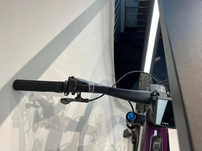 Lenker eines E-Bikes mit Bosch-Display und Griffen. Lenker eines E-Bikes mit Bosch-Display und Griffen.