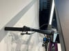Lenker eines E-Bikes mit Bosch-Display und Griffen.