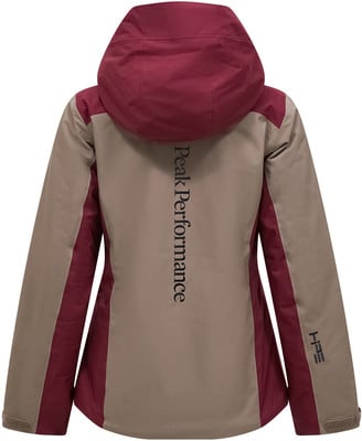 Rückseite einer beigefarbenen Jacke mit weinroten Akzenten und dem Schriftzug Peak Performance. Rückseite einer beigefarbenen Jacke mit weinroten Akzenten und dem Schriftzug Peak Performance.