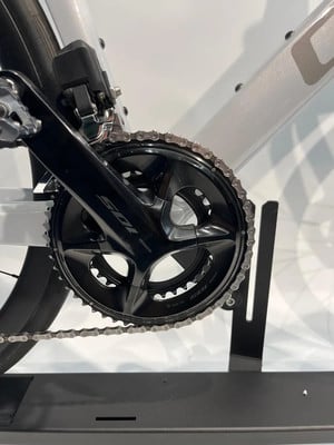 Detail des Fahrrad-Kettenblatts und der Kette auf einem Ständer. Detail des Fahrrad-Kettenblatts und der Kette auf einem Ständer.