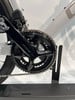 Detail des Fahrrad-Kettenblatts und der Kette auf einem Ständer.