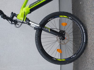 Grünes Mountainbike-E-Bike mit Federung und Scheibenbremsen. Grünes Mountainbike-E-Bike mit Federung und Scheibenbremsen.