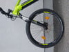 Grünes Mountainbike-E-Bike mit Federung und Scheibenbremsen.