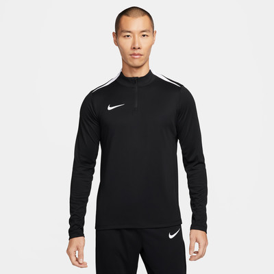 Ein Mann in einem schwarzen Langarmshirt mit weißem Nike-Logo.