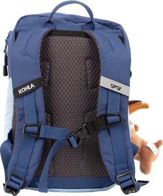 Die Rückseite eines blauen Rucksacks mit einem Reflektorstreifen und einem Plüschtier.