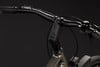Detailansicht des Lenkers eines E-Bikes mit verstellbarem Vorbau und Klingel.