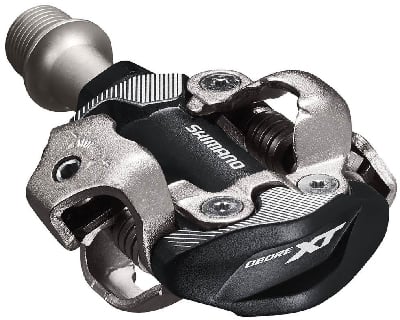 Nahaufnahme eines Shimano Deore XT Fahrradpedals. Nahaufnahme eines Shimano Deore XT Fahrradpedals.
