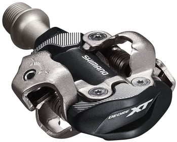 Nahaufnahme eines Shimano Deore XT Fahrradpedals.