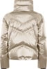 Goldene glänzende Daunenjacke mit hohem Kragen und Steppmuster.