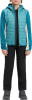 Mädchen in einer gesteppten Kapuzenjacke, schwarzer Hose und Turnschuhen.