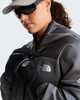 Frau in einer Winterjacke und Handschuhen von The North Face mit Brille.