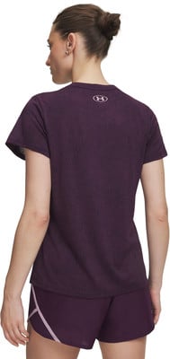 Frau in einem dunkelvioletten T-Shirt und Shorts mit Markenlogo auf dem Rücken. Frau in einem dunkelvioletten T-Shirt und Shorts mit Markenlogo auf dem Rücken.