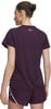Frau in einem dunkelvioletten T-Shirt und Shorts mit Markenlogo auf dem Rücken.