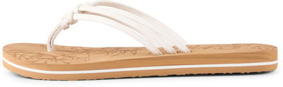 Weiße Flip-Flops mit Blumenmuster auf beiger Sohle.